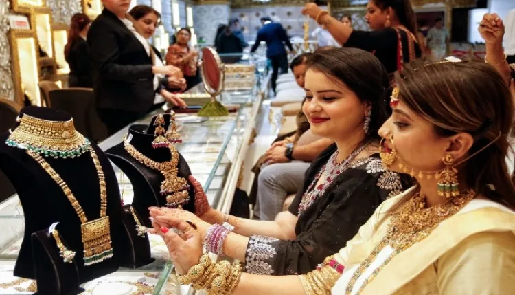 Gold-Silver में बिकवाली हावी, MCX पर निवेशकों को लगा झटका