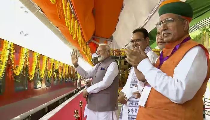अमृत रेलवे स्टेशनों के कायाकल्प पर सीएम योगी ने जताया पीएम मोदी का आभार