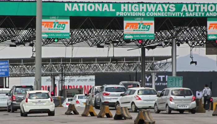 देशभर के टोल प्लाजा पर कैश बंद, अब सिर्फ FASTag और UPI से ही होगा भुगतान