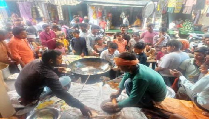 भारतीय उद्योग व्यापार मंडल ने धोपाप धाम पर राहत शिविर लगाकर किया प्रसाद वितरित