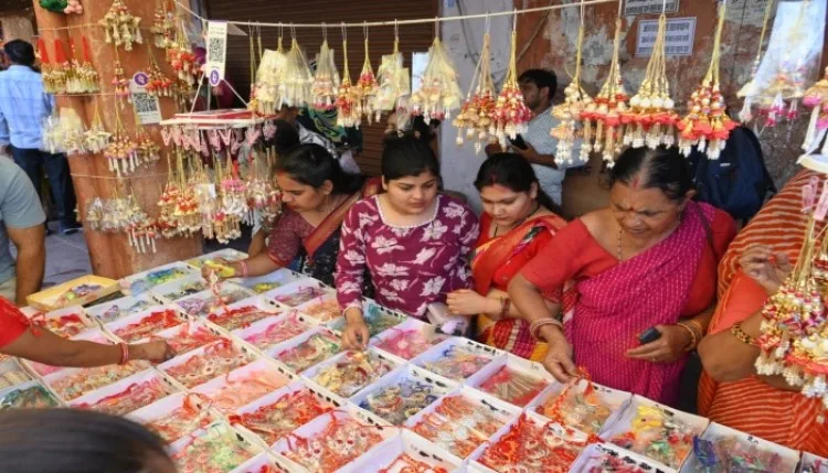 रक्षाबंधन पर सजे बाजार, 500 से अधिक तरह की राखियां बनीं लोगों की पसंद