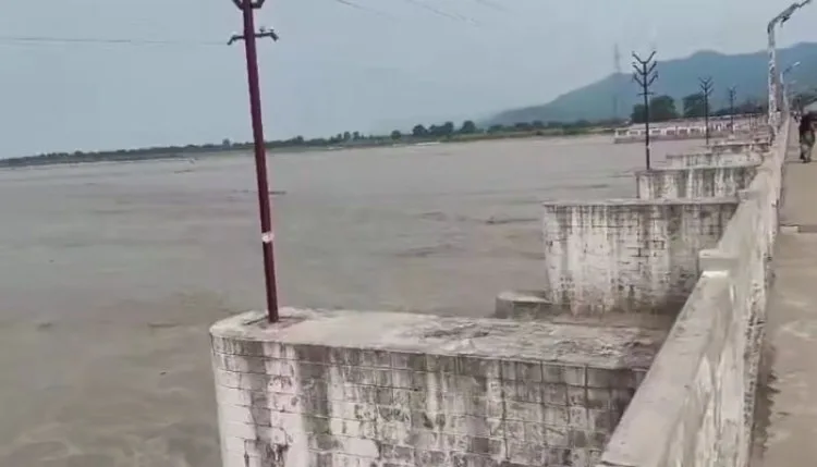 Bihar: नेपाल में फ्लैश फ्लड के बीच अलर्ट जारी, कई नदियां खतरे के निशान के ऊपर