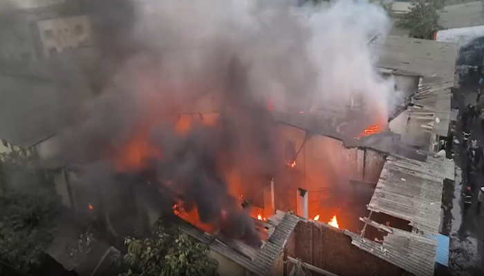 भिवंडी में फैक्ट्री अग्निकांड: सिलेंडर ब्लास्ट से दहशत, दमकलकर्मी घायल