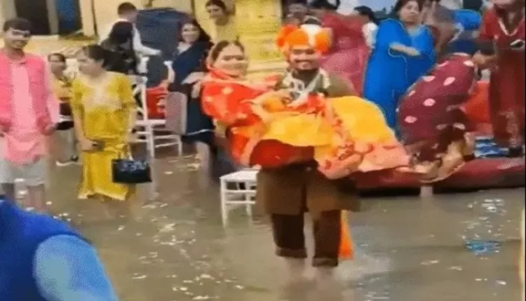 Indore Wedding: मैरिज गार्डन में भरा पानी, दुल्हन को गोद में लेकर मंडप तक पहुंचा दूल्हा