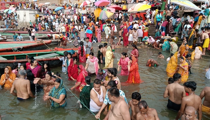 परमा एकादशी पर हजारों श्रद्धालुओं ने लगाई गंगा में डुबकी, बाबा विश्वनाथ के दरबार में उमड़े भक्त