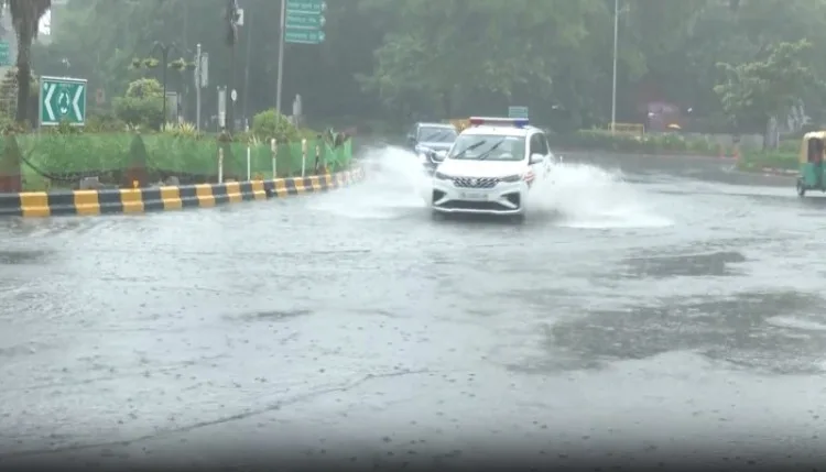 दिल्ली-NCR में भारी बारिश, यूपी समेत इन राज्यों में भी बरसेंगे बादल