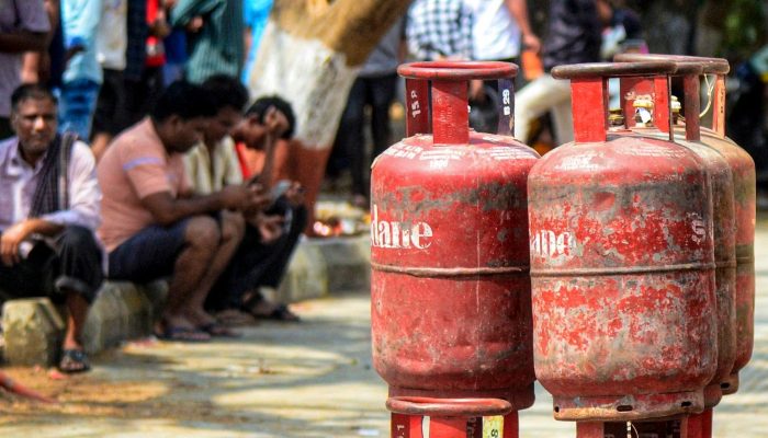 LPG Cylinder Price Hike: एलपीजी गैस सिलेंडर फिर हुआ महंगा, जानें अब कितने बढ़े दाम