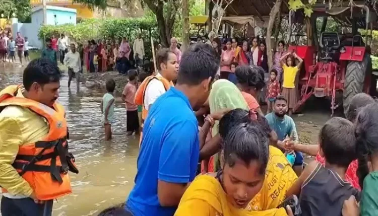 nepal के पहाड़ों पर बारिश बनी up के लोगों पर आफत, घरों तक पहुंचा नदियों का पानी