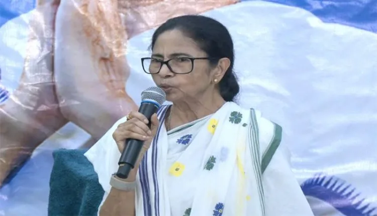 ममता बनर्जी ने दिया कांग्रेस को समर्थन, चुनाव प्रक्रिया पर उठाए सवाल