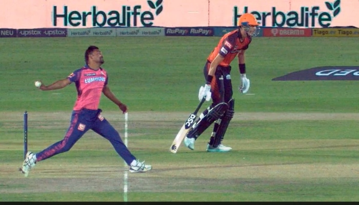 IPL Most Extra Runs : वे 5 शर्मनाक पारियां जब गेंदबाजों ने लुटाए सबसे ज्यादा 'एक्स्ट्रा' रन, लिस्ट में बेंगलुरु का दबदबा