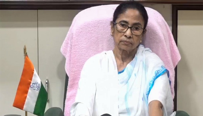 TMC में उथल-पुथल के बीच आज धरना देंगी ममता बनर्जी, विधायकों की मौजूदगी पर नजर