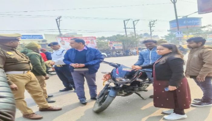 सड़क सुरक्षा माह का शुभारंभ, एडीएम व एआरटीओ ने जागरूकता वाहनों को दिखाई हरी झंडी