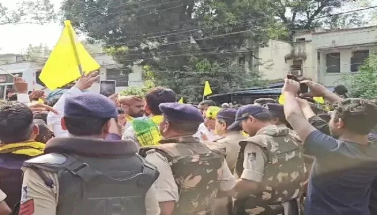 कानून से इंसाफ मांग रहे JAYS प्रदर्शनकारी, युवती ने पुलिस पर जड़ दिया थप्पड़