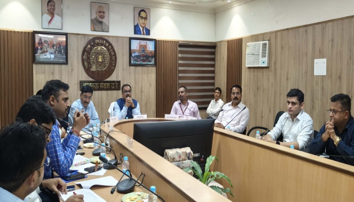 रेल संरक्षा आयुक्त ने की लखनऊ मंडल के सुरक्षा मानकों, संसाधनों, ट्रेनों के रखरखाव की समीक्षा