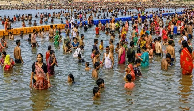 Nirjala Ekadashi 2026: निर्जला एकादशी पर प्रयागराज में उमड़ा सैलाब, हजारों श्रद्धालुओं ने त्रिवेणी संगम में किया पवित्र स्नान