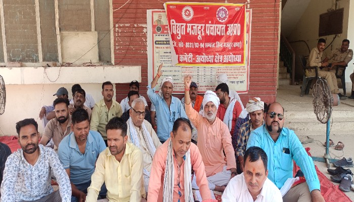 34वें दिन भी जारी रहा विद्युत कर्मियों का धरना, मिला 5.5 करोड़ का नोटिस