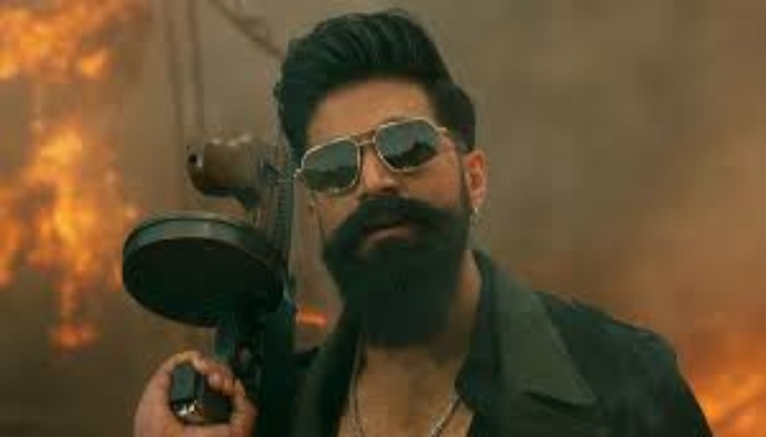 Internet पर धमाल मचा रहा  'टॉक्सिक' का Teaser, जानें... किन फिल्मों से मिलेगी 'रॉकिंग स्टार' को टक्कर