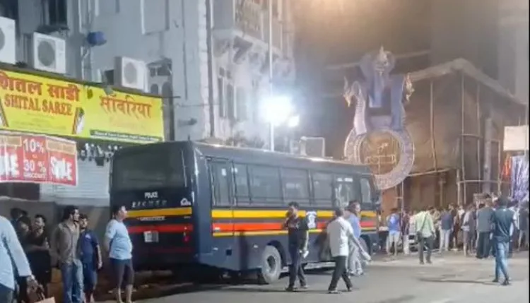 मुंबई में 22 फीट गणेश प्रतिमा गिरी, दो की मौत