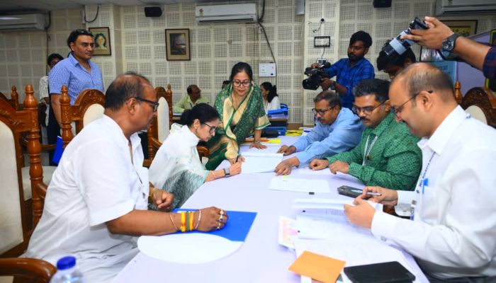 West Bengal Elections: भवानीपुर से सीएम ममता बनर्जी ने भरा नामांकन, सुवेंदु अधिकारी से मिलेगी कड़ी टक्कर