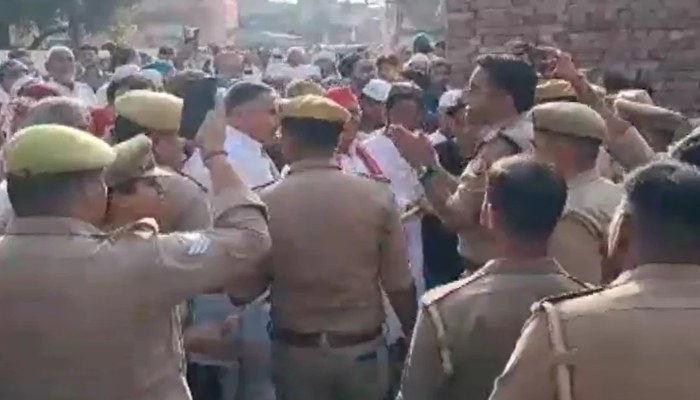 Bulandshahr News: बुलंदशहर में ईद नमाज के दौरान, पुलिस और नमाजियों के बीच झड़प, सीओ ने हाथ जोड़कर मामले को किया शांत