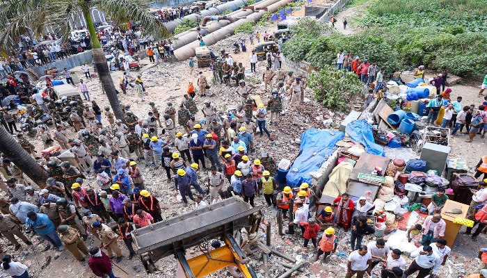 Bandra East Demolition : 1.31 एकड़ जमीन में यात्री सुविधाओं का होगा विस्तार, हटाए जा रहे 500 अवैध निर्माण