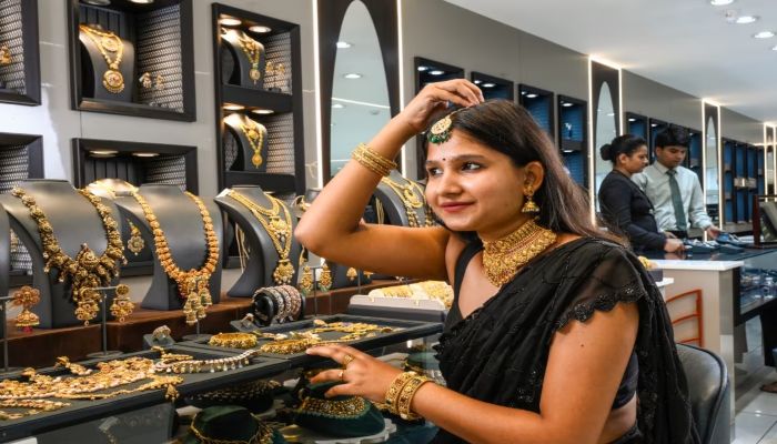 Gold Silver Price Crash: चांदी में मामूली गिरावट, सोने के भी गिरे दाम, चेक करें लेटेस्ट रेट