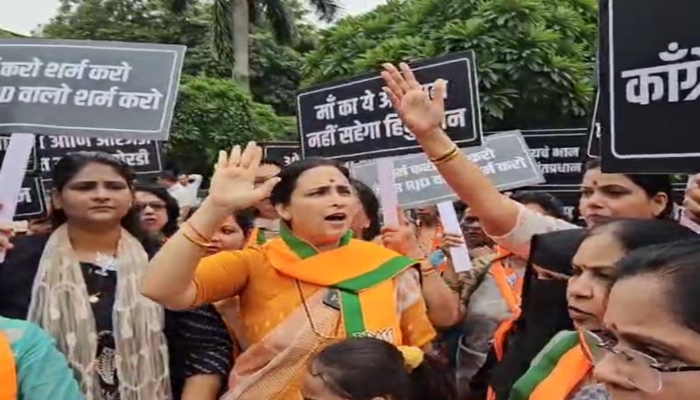 Protest: पीएम मोदी और उनकी मां के एआई वीडियो पर बवाल, सड़कों पर उतरी बीजेपी