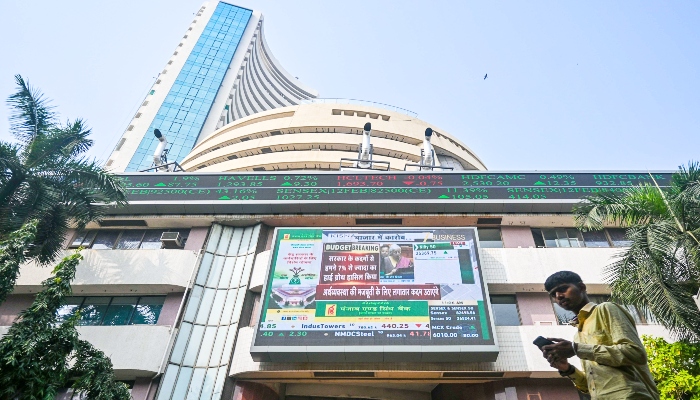 Indian Stock Market Crash: 800 अंक टूटा BSE Sensex, आईटी सेक्टर में भारी बिकवाली