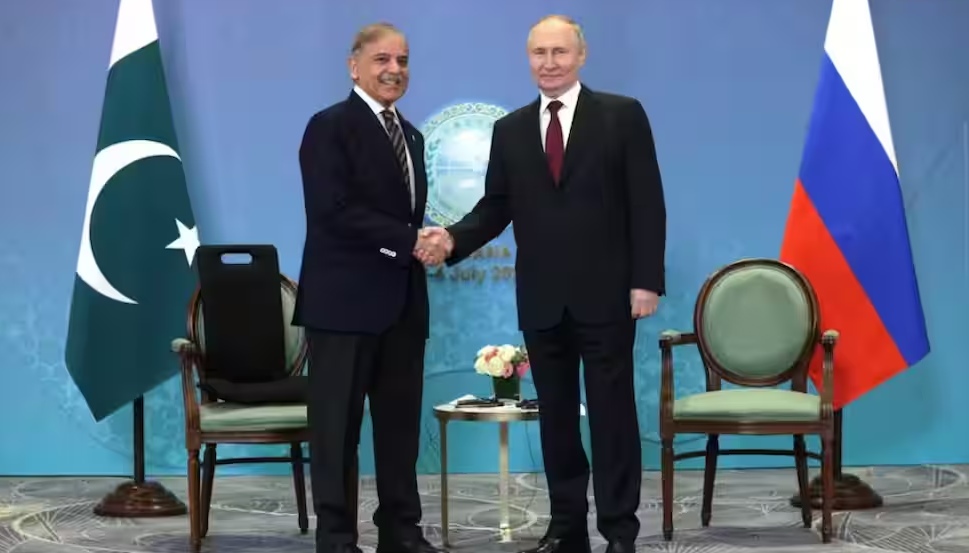 Putin statement on Pakistan : पाक किसी का रिमोट कंट्रोल नहीं, भारत के रक्षा हितों पर आंच नहीं आने देगा रूस