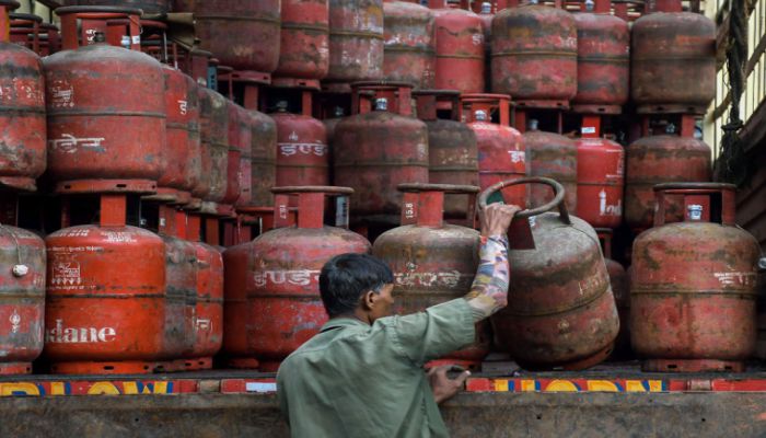 LPG cylinder price hike: एलपीजी सिलेंडर की कीमत बढ़ने पर सियासी घमासान, भाजपा ने कहा- दुनिया में सबसे सस्ती रसोई गैस..