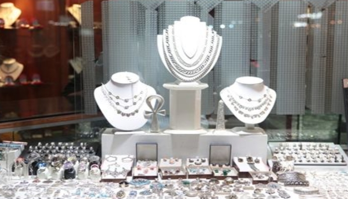 सर्राफा बाजार में लगातार दूसरे दिन चांदी की चमक फीकी, दो हजार रुपये तक घटी कीमत