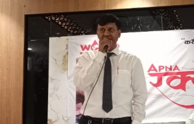 रक्तदान का महत्व बता रहे समाजसेवी