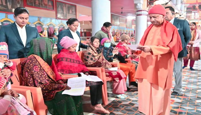 Gorakhpur News:  कड़ाके की ठंड में CM योगी का जनता दर्शन, 200 से ज्यादा लोगों की सुनी समस्याएं