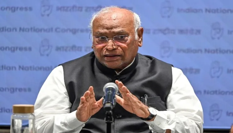 भाजपा पर बरस रहे राहुल गांधी और मल्लिकार्जुन खड़गे