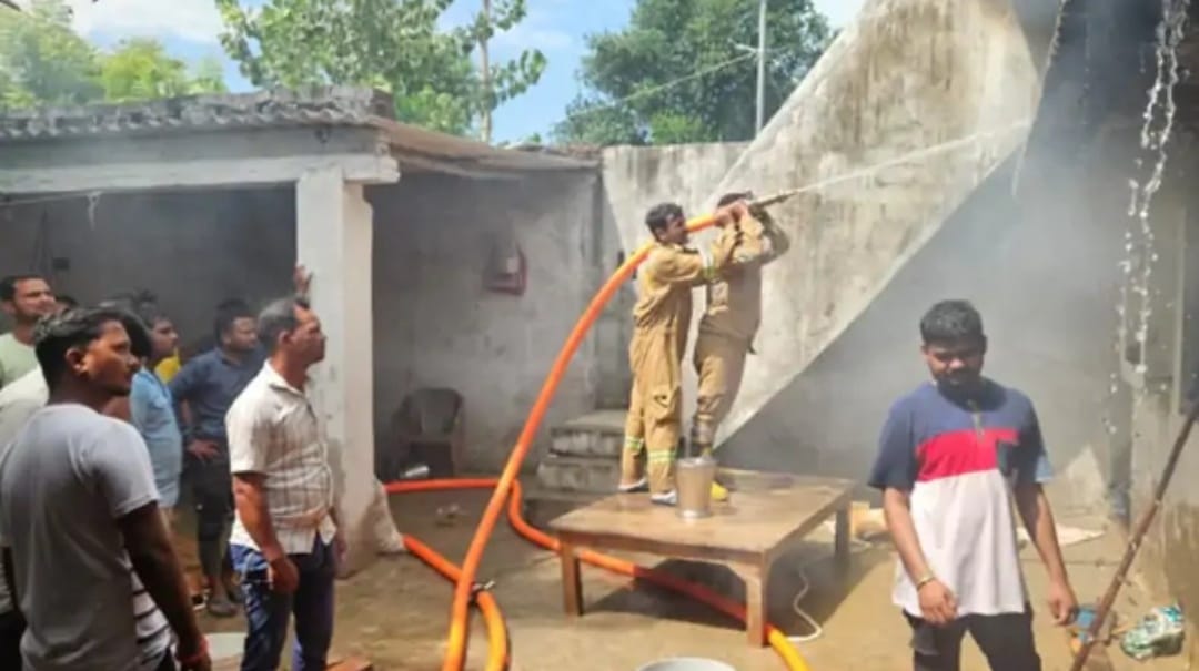 UP: दो लड़कों की हत्या के बाद किसान ने परिवार संग लगाई आग, छह लोगों की मौत