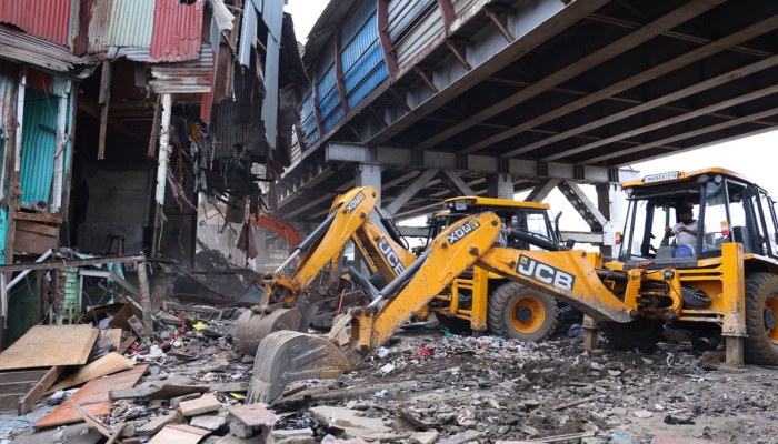 Bandra demolition garib nagar: बांद्रा में 400 घर धवस्त, झुग्गी झोपड़ियों पर बुलडोजर