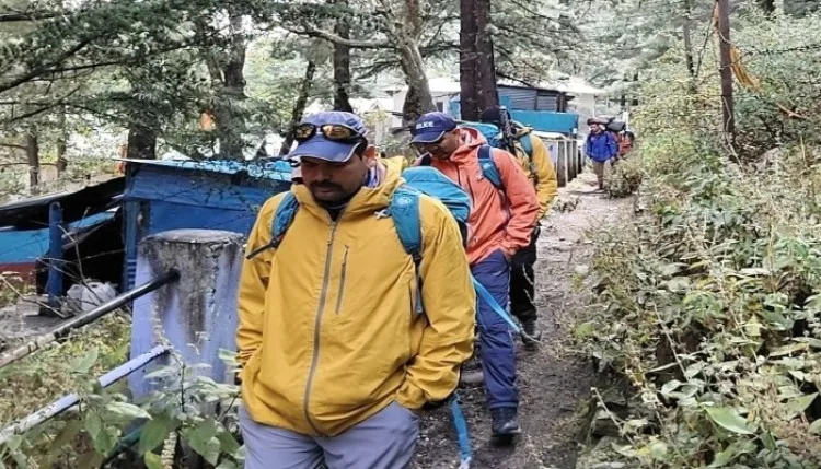 Uttarkashi के पहाड़ों पर फंसे  trekkers को निकालने में लगीं टीमें, पत्थरों के खिसकने का खतरा बढ़ा