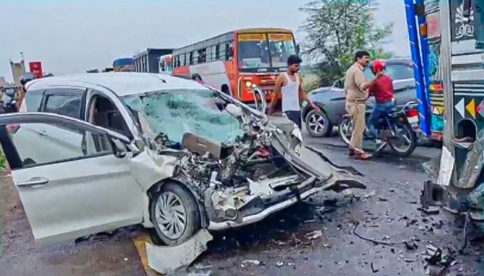 Barabanki Road Accident: बाराबंकी में ट्रक-कार की जबरदस्त टक्कर, चार लोगों की मौत, सीएम ने जताया दुख