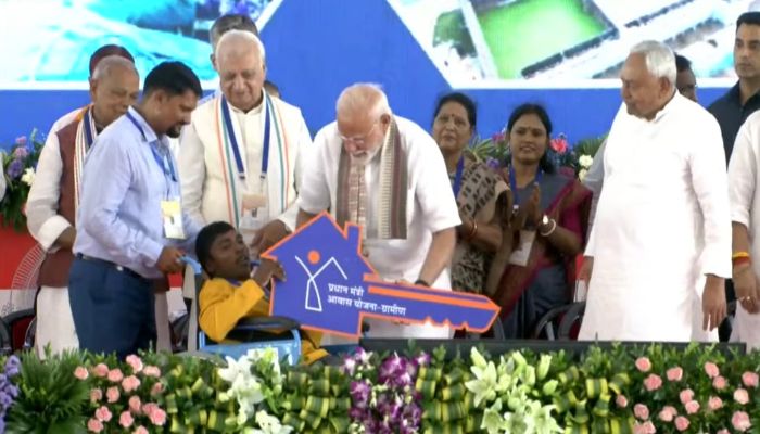 PM Modi Bihar Visit: चुनावी राज्य बिहार में पीएम मोदी ने की सौगातों की बौछार, राजद-कांग्रेस पर कसा तंज