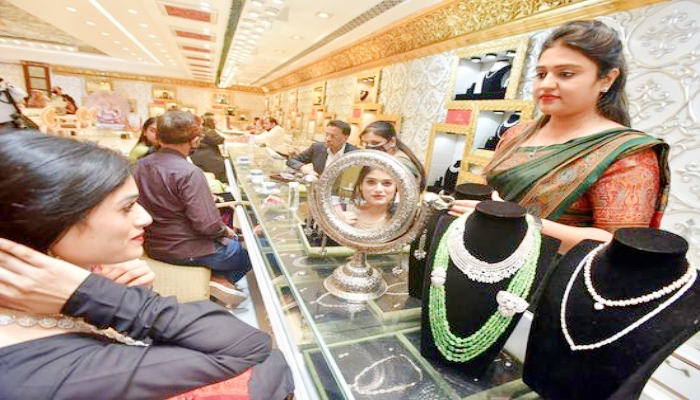 सुरक्षित निवेश की मांग से सोना रिकॉर्ड ऊंचाई पर, चांदी भी चमकी