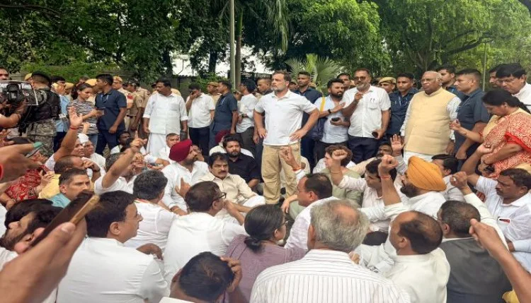 Congress Protest : लाठीचार्ज के विरोध में संसद से पीएम आवास तक विपक्ष का मार्च, कांग्रेस ने केंद्र सरकार के सामने रखीं ये पांच मांगे
