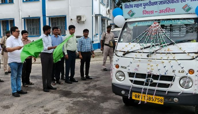 मतदाताओं का ध्यान खींच रहा है रथ, जागरूकता के लिए डीएम की तरकीब