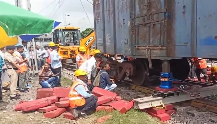 Gonda Goods Train Derails: यूपी के गोंडा में 42 डिब्बों वाली मालगाड़ी हुई डिरेल, मचा हड़कंप