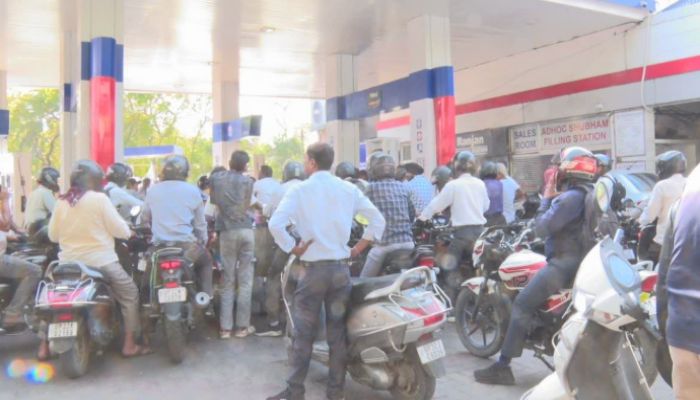 प्रशासन का दावा 'स्टॉक पर्याप्त', पूर्ति विभाग की चुप्पी से गहराया भ्रम: तेल लेने के लिए मची आपाधापी