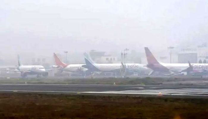 Delhi Weather Update: कोहरे ने रोकी राजधानी दिल्ली की रफ्तार, 130 से ज्‍यादा उड़ानें रद्द
