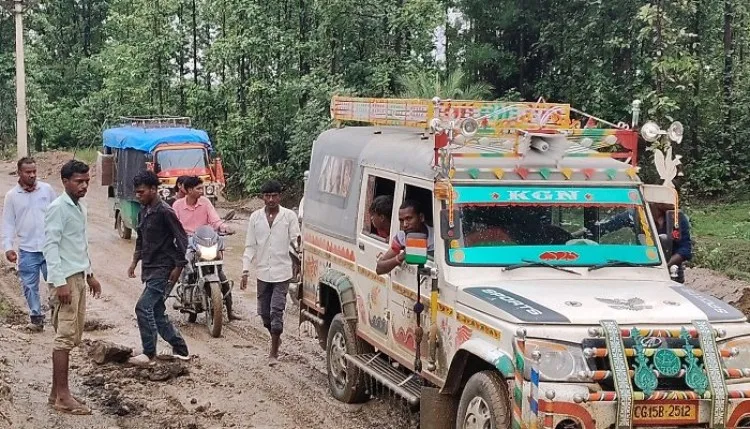 बारिश बनी मुसीबत, एनएच-343 पर कीचड़ में फंस रहे वाहन