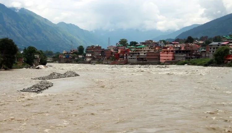 Himachal Rain: लाहौल-स्पीति में बाढ़, पुल बहा, 5 जिलों में रेड अलर्ट