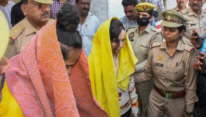 Meerut Saurabh Murder Case के बाद टूटा रस्तोगी परिवार, ‘मकान बिकाऊ’ का बोर्ड लगाकर शहर छोड़ने की तैयारी