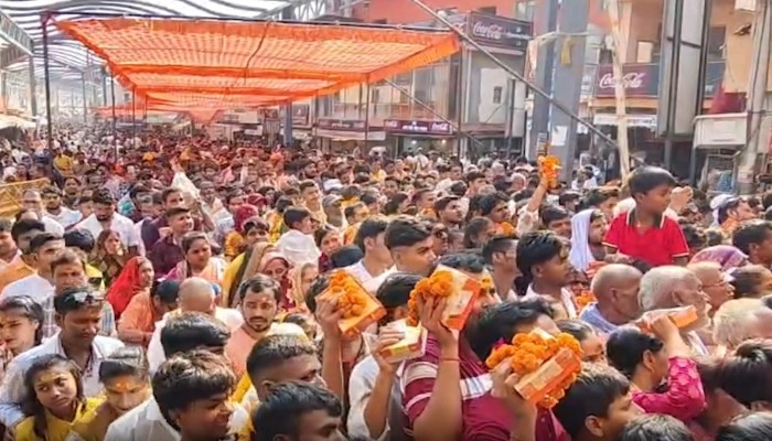 Bada Mangal 2026: जयकारों से गूंजी हनुमान गढ़ी, अयोध्या में उमड़ा श्रद्धालुओं का जनसैलाब