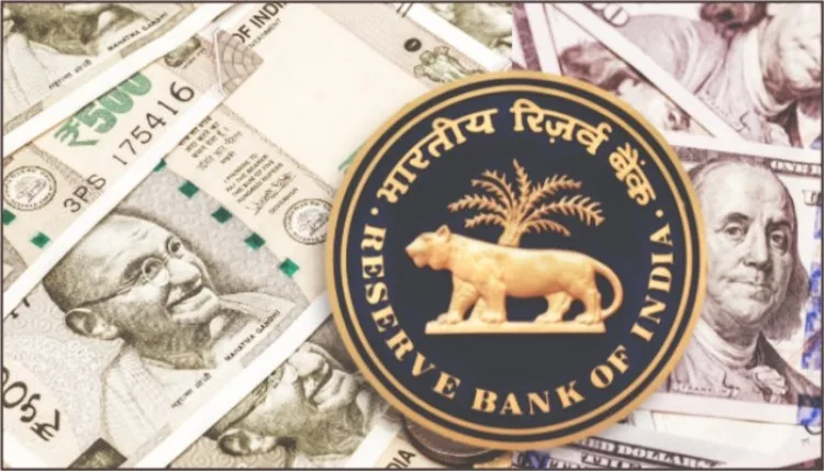 रुपये में गिरावट पर RBI की नजर, उतार-चढ़ाव थामने की तैयारी